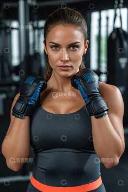 健身房中戴拳击手套的女性