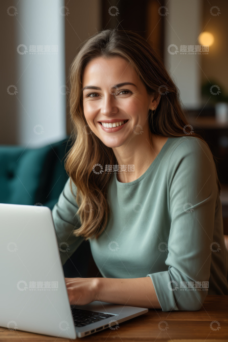 高清大图下载【趣麦麦图】居家办公的年轻女性使用笔记本电脑