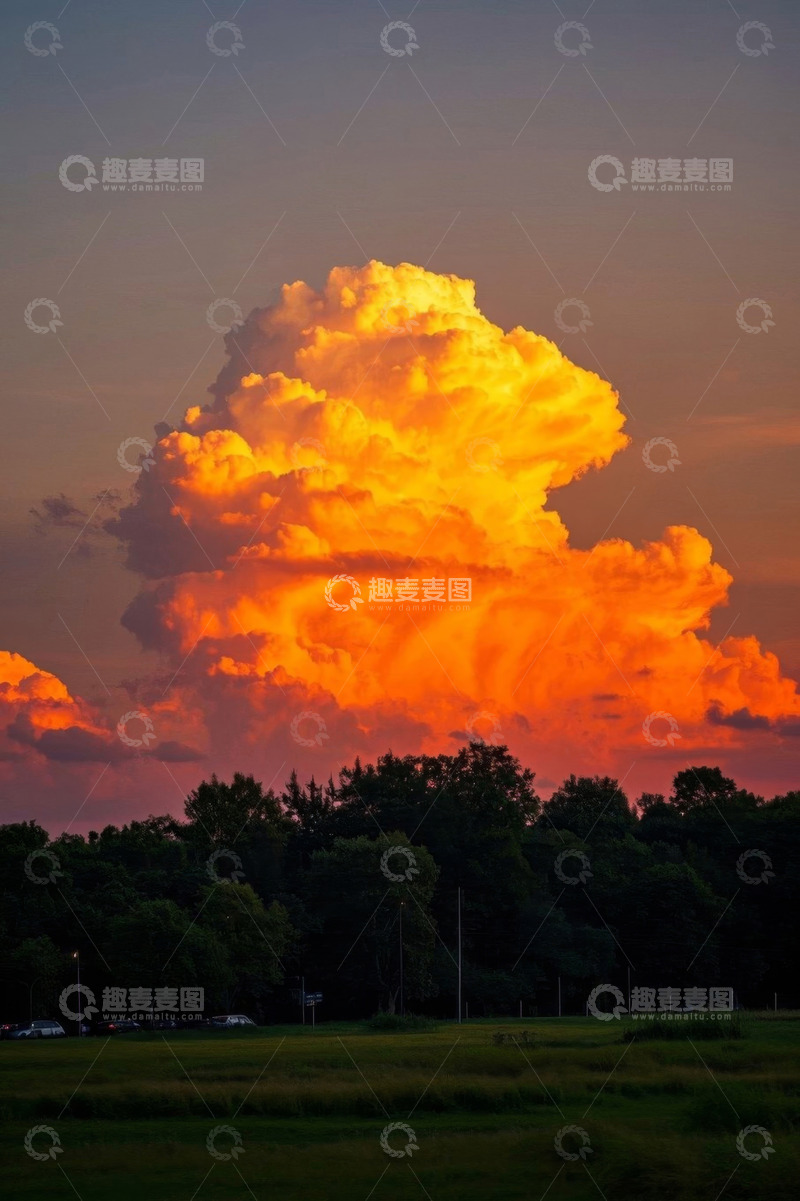 高清大图下载【趣麦麦图】夕阳下田野上空的壮丽云朵