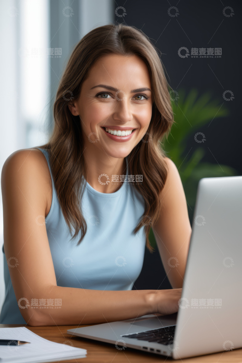 高清大图下载【趣麦麦图】微笑女性在办公室使用笔记本电脑