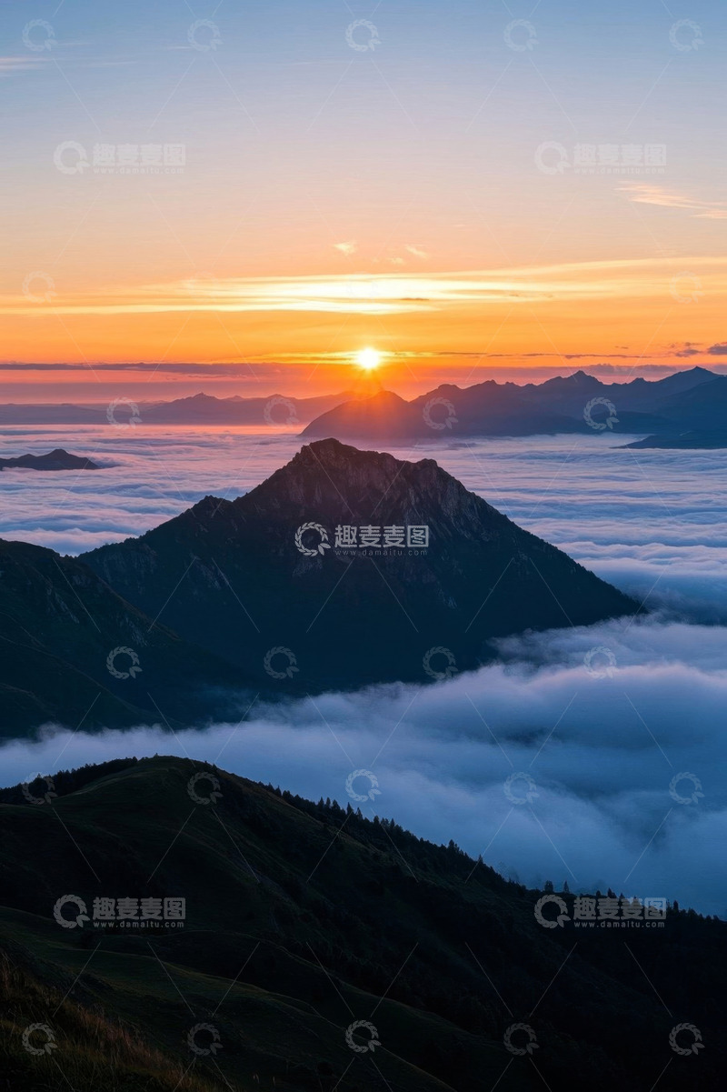 高清大图下载【趣麦麦图】山峦云海间的日出景象