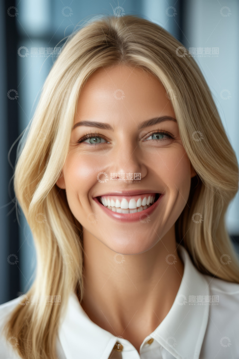高清大图下载【趣麦麦图】微笑金发女子半身肖像