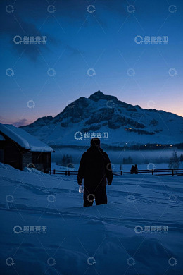 雪中山前手持灯笼的男子