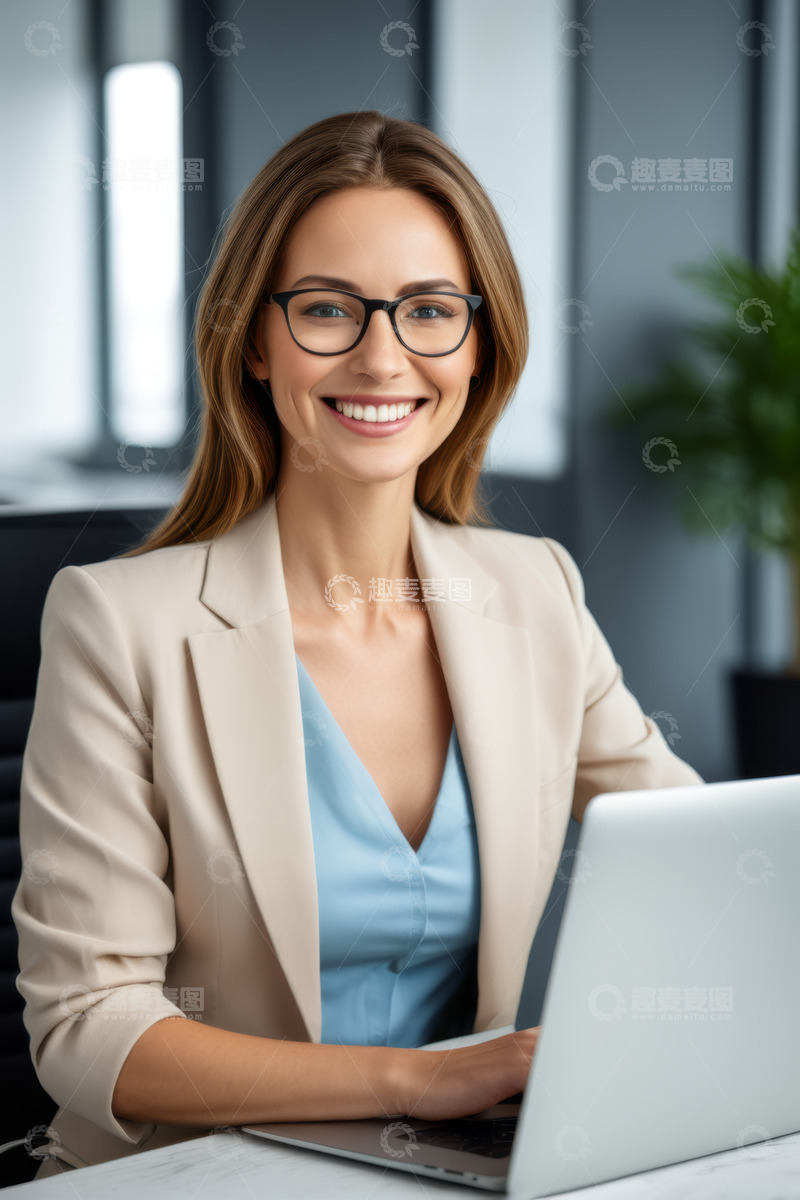 高清大图下载【趣麦麦图】办公女性使用笔记本电脑微笑