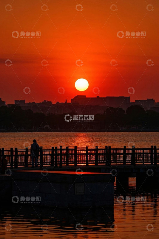 湖畔夕阳下的人物剪影