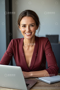 女商人办公时微笑看向镜头