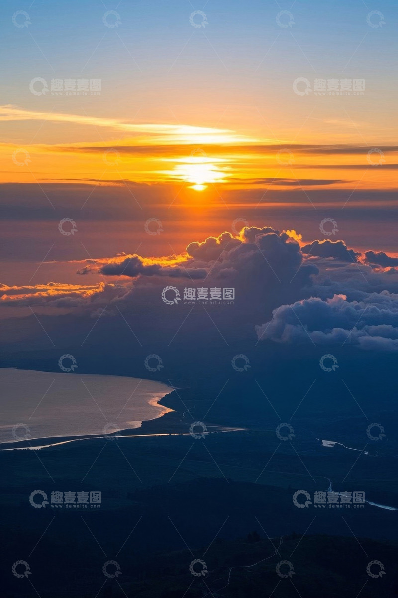 高清大图下载【趣麦麦图】日出时分湖面与天空景观