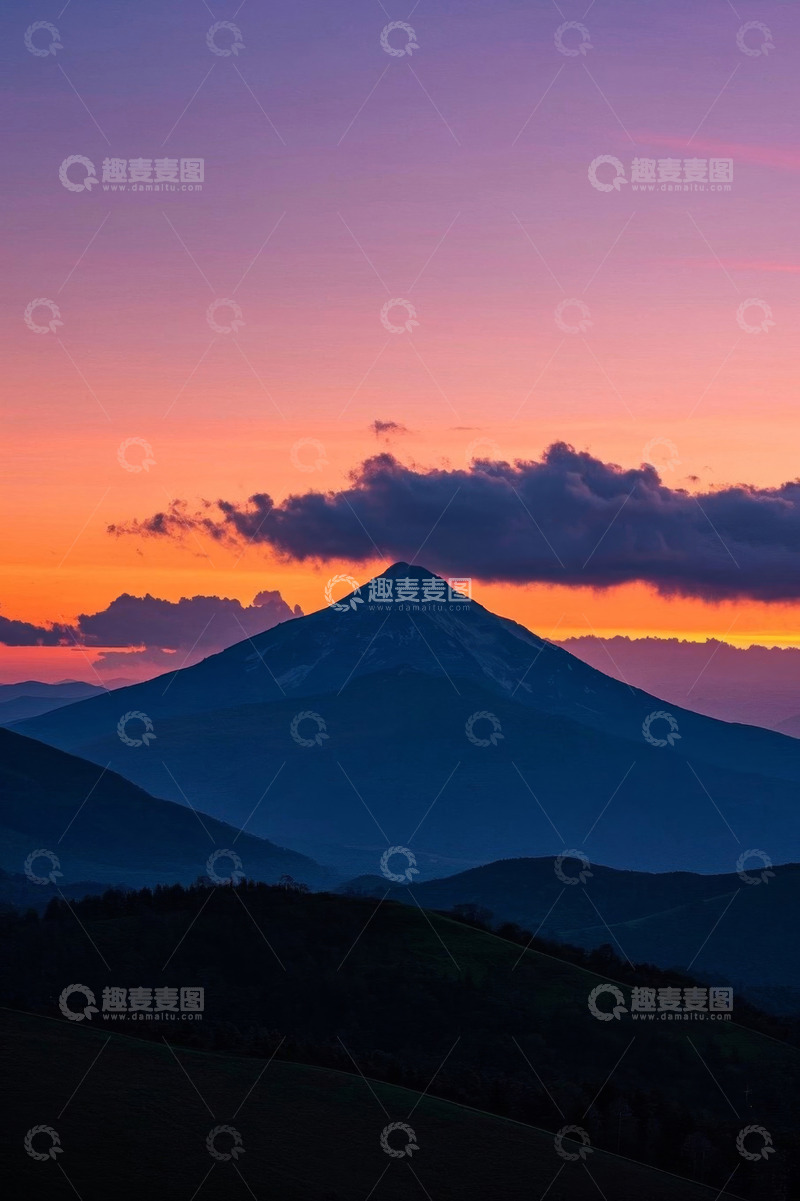 高清大图下载【趣麦麦图】日落时分远山与彩云景观