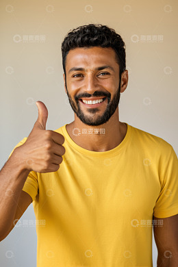 穿黄衣男子微笑竖大拇指