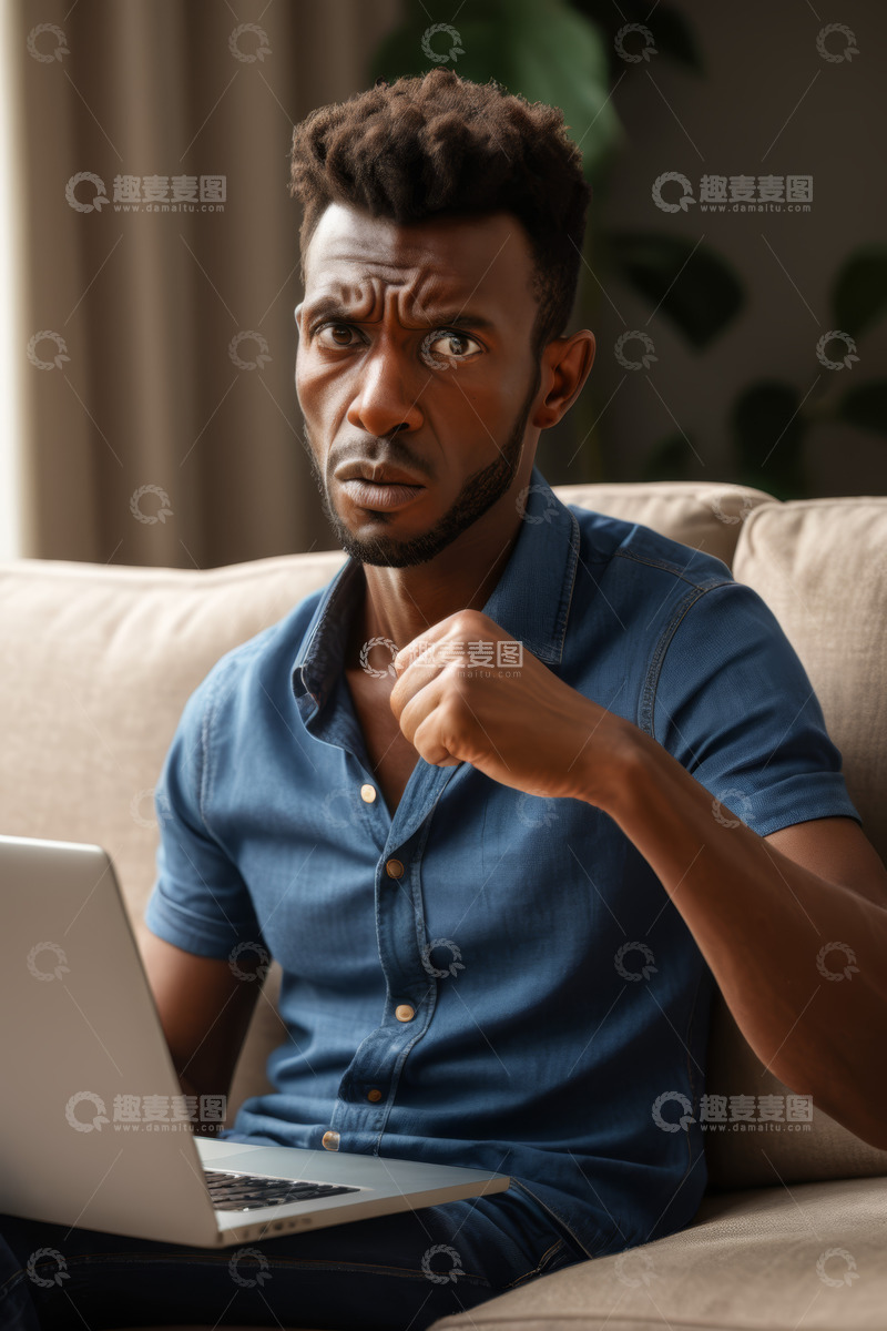 高清大图下载【趣麦麦图】非洲男子沙发上使用笔记本电脑