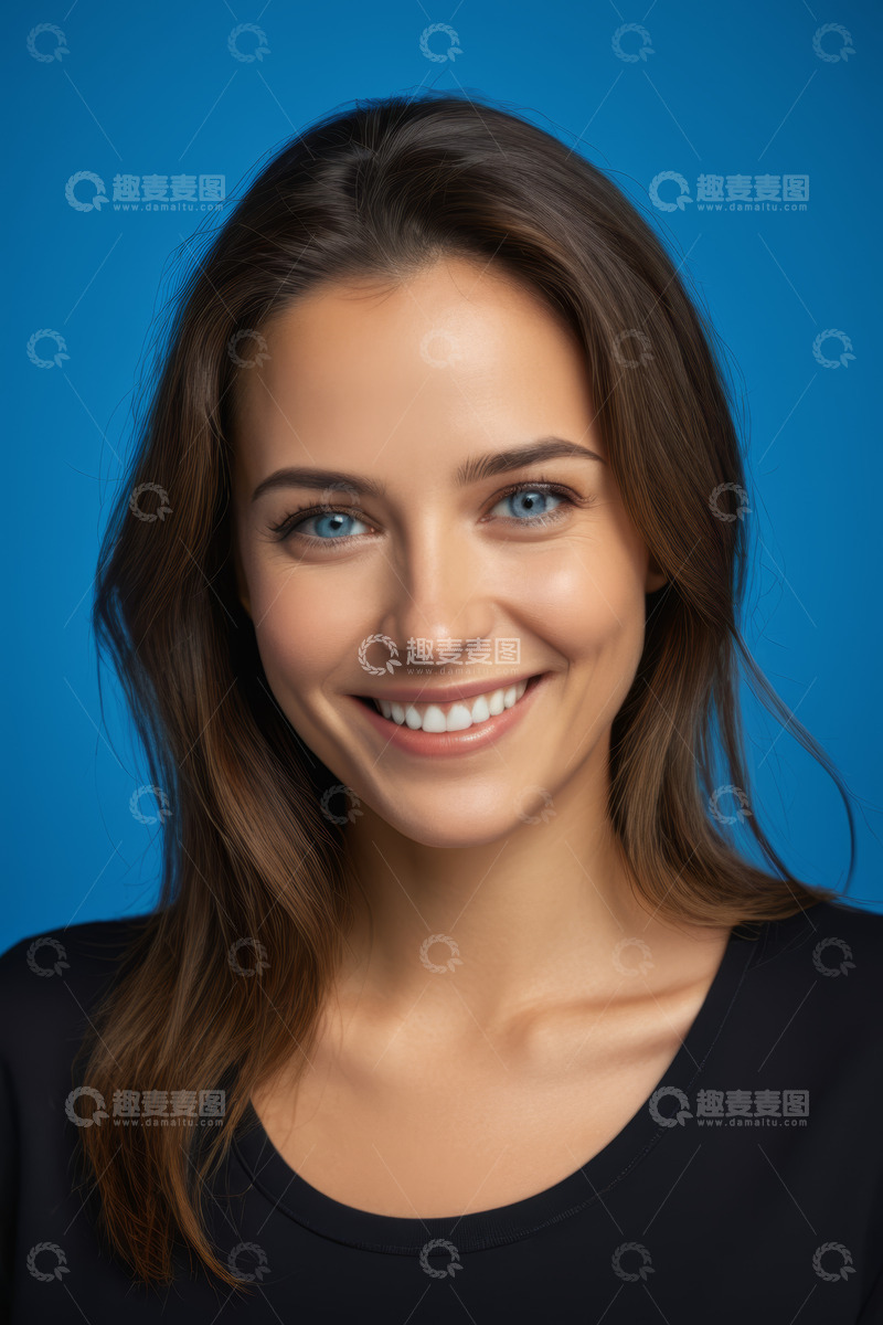 高清大图下载【趣麦麦图】微笑女性蓝色背景肖像照