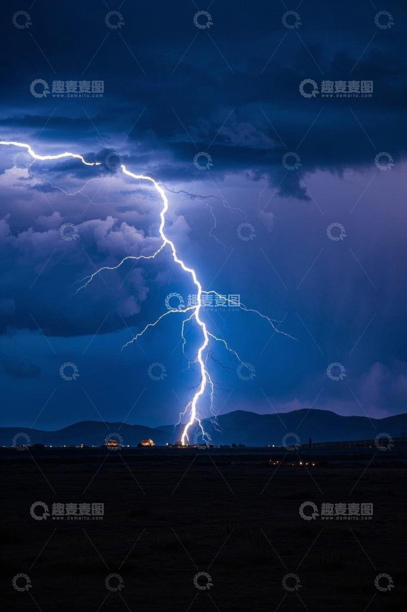 高清大图下载【趣麦麦图】闪电划破夜空下的山脉