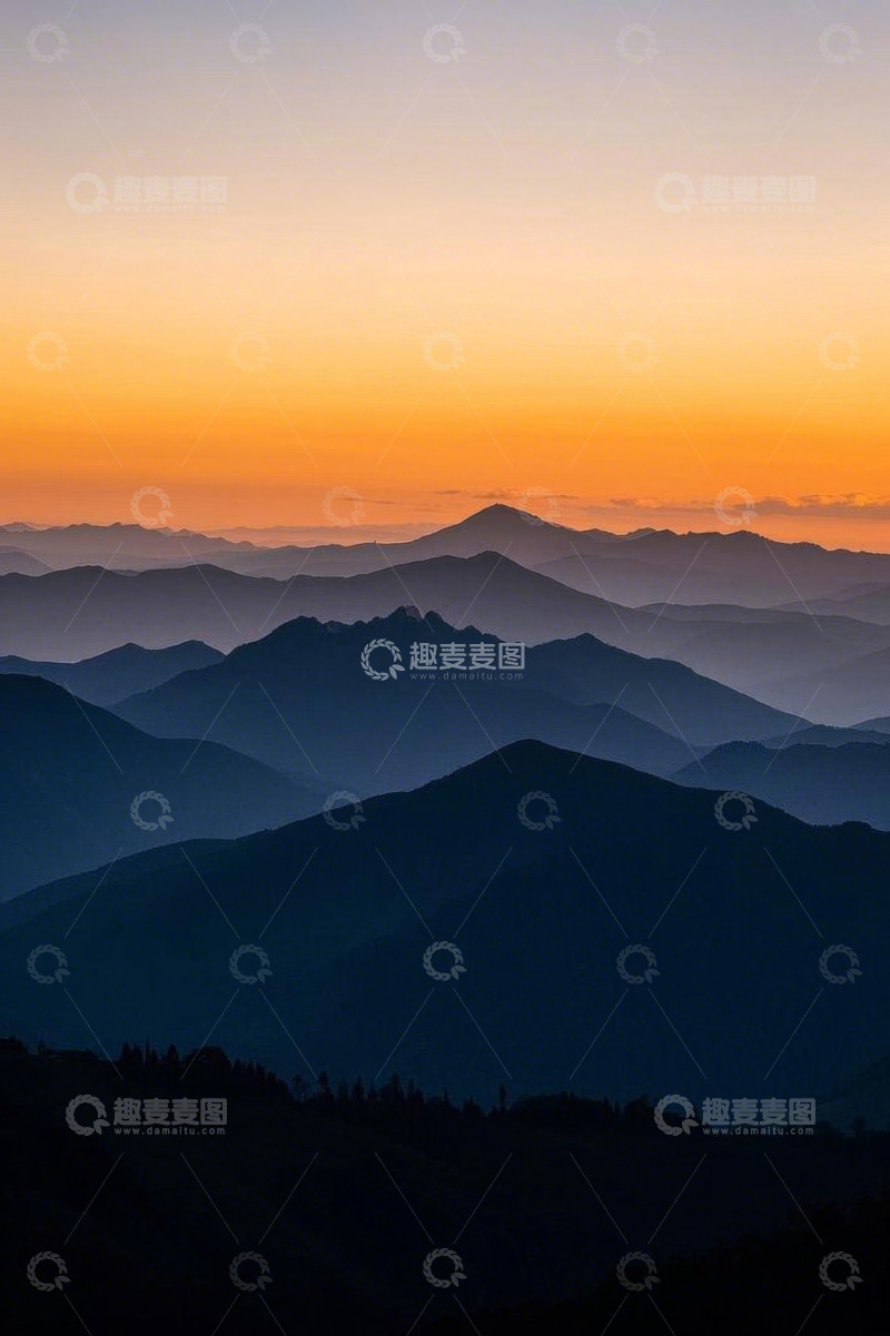 高清大图下载【趣麦麦图】日出时分连绵山脉景色