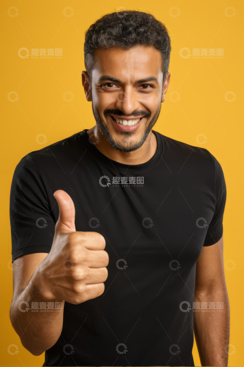 高清大图下载【趣麦麦图】穿黑T恤男子微笑竖大拇指