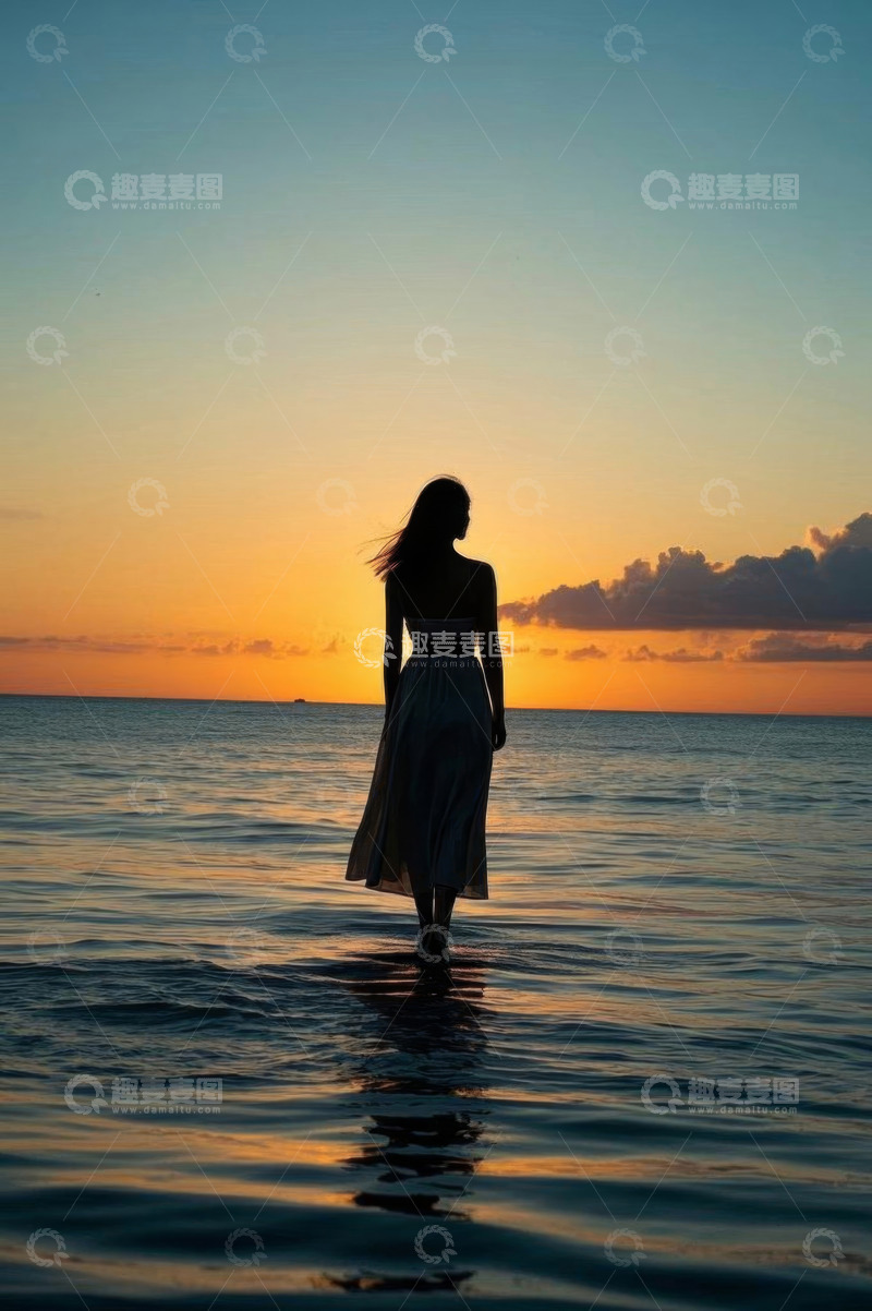 高清大图下载【趣麦麦图】女孩于海边日落时漫步