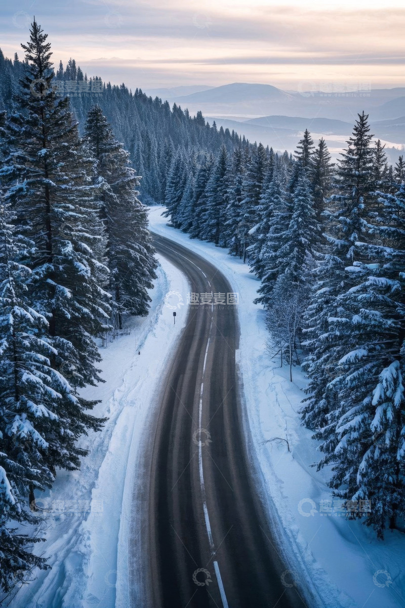 高清大图下载【趣麦麦图】冬日雪覆森林中的蜿蜒公路