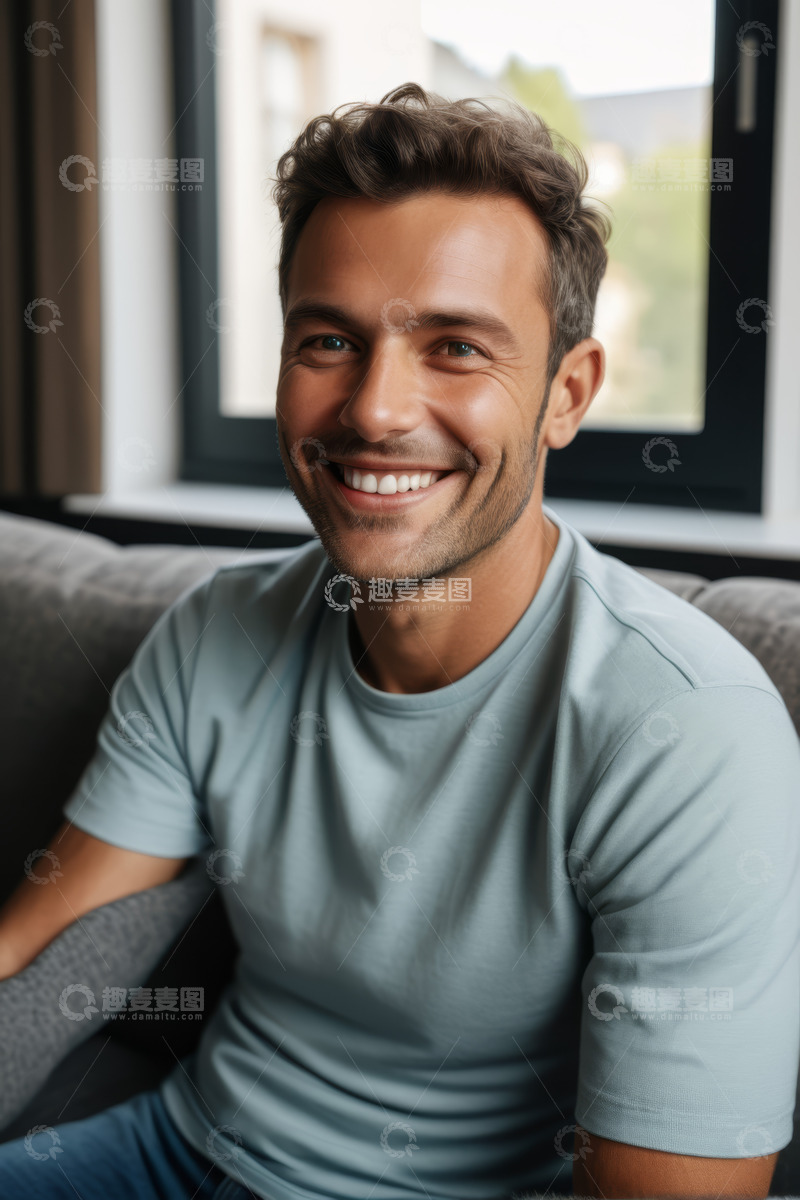 高清大图下载【趣麦麦图】微笑男人室内休闲肖像