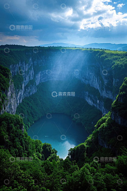 山间深谷湖泊自然风光