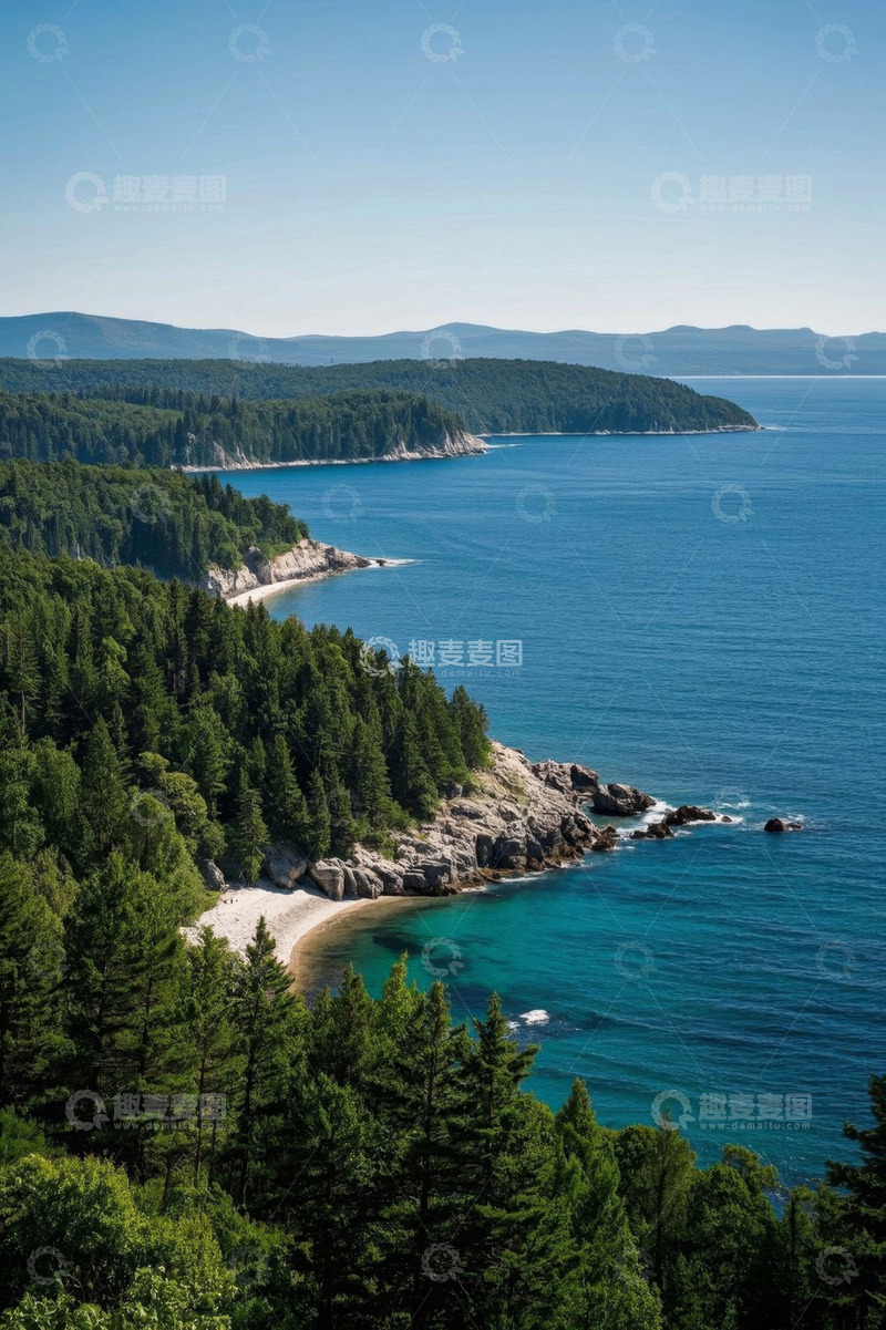 高清大图下载【趣麦麦图】海岸边茂密森林与蓝色海洋景观