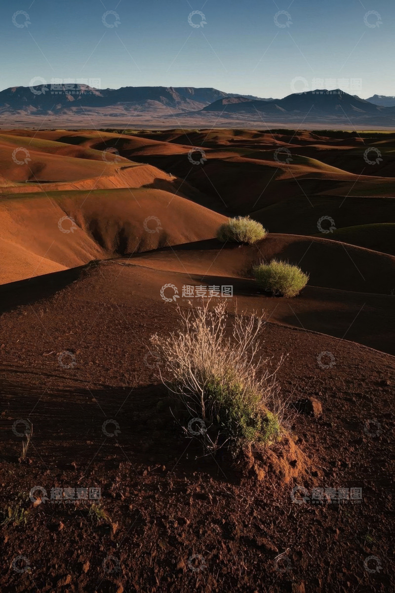 高清大图下载【趣麦麦图】沙漠风光与远处山脉景色