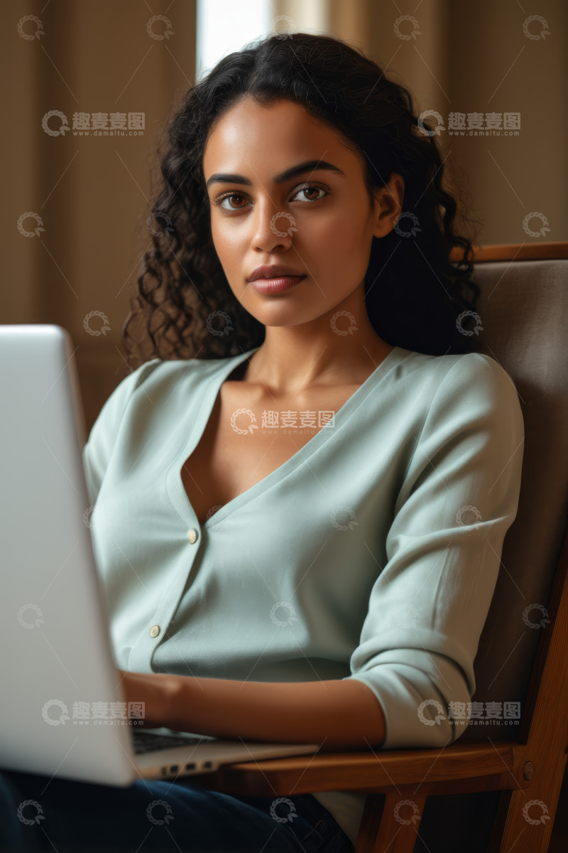 高清大图下载【趣麦麦图】女性室内使用笔记本电脑办公