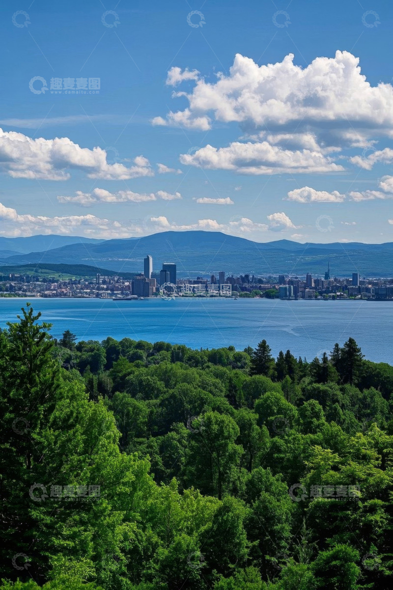 高清大图下载【趣麦麦图】湖畔森林与远处城市景观