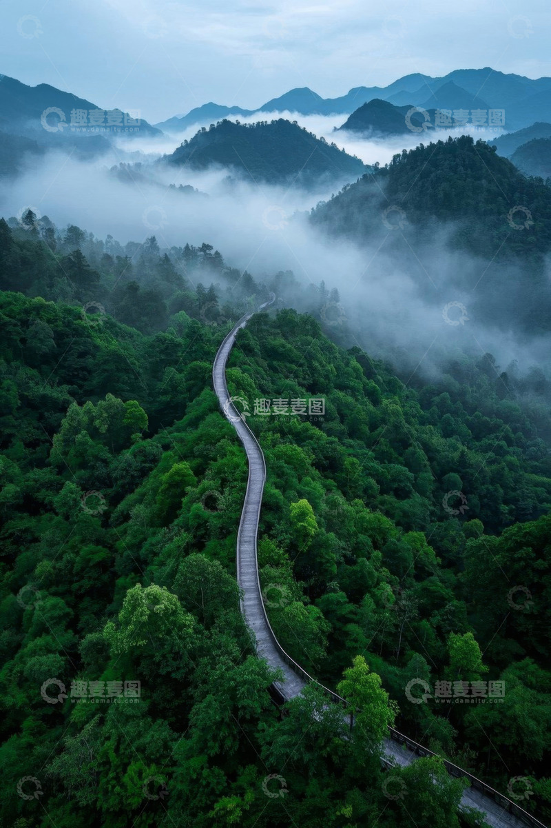 高清大图下载【趣麦麦图】山林间蜿蜒的步道航拍图