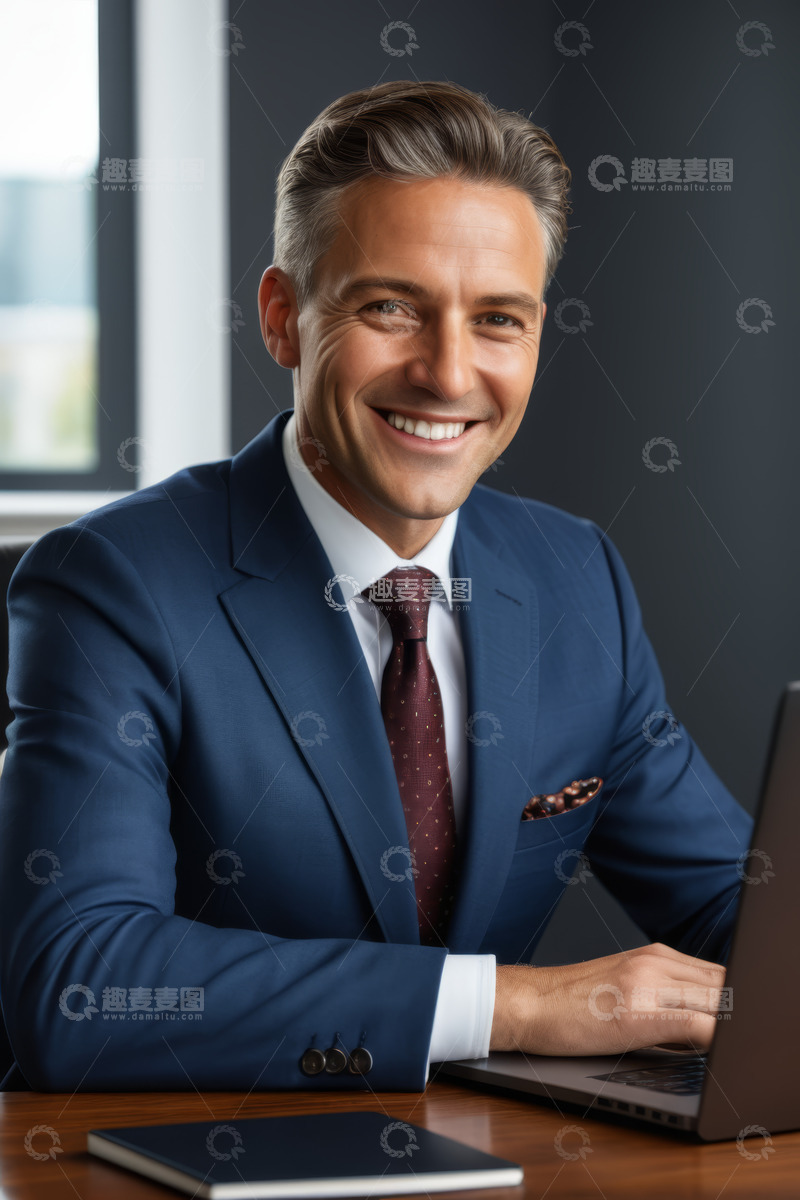 高清大图下载【趣麦麦图】西装男士办公使用笔记本电脑