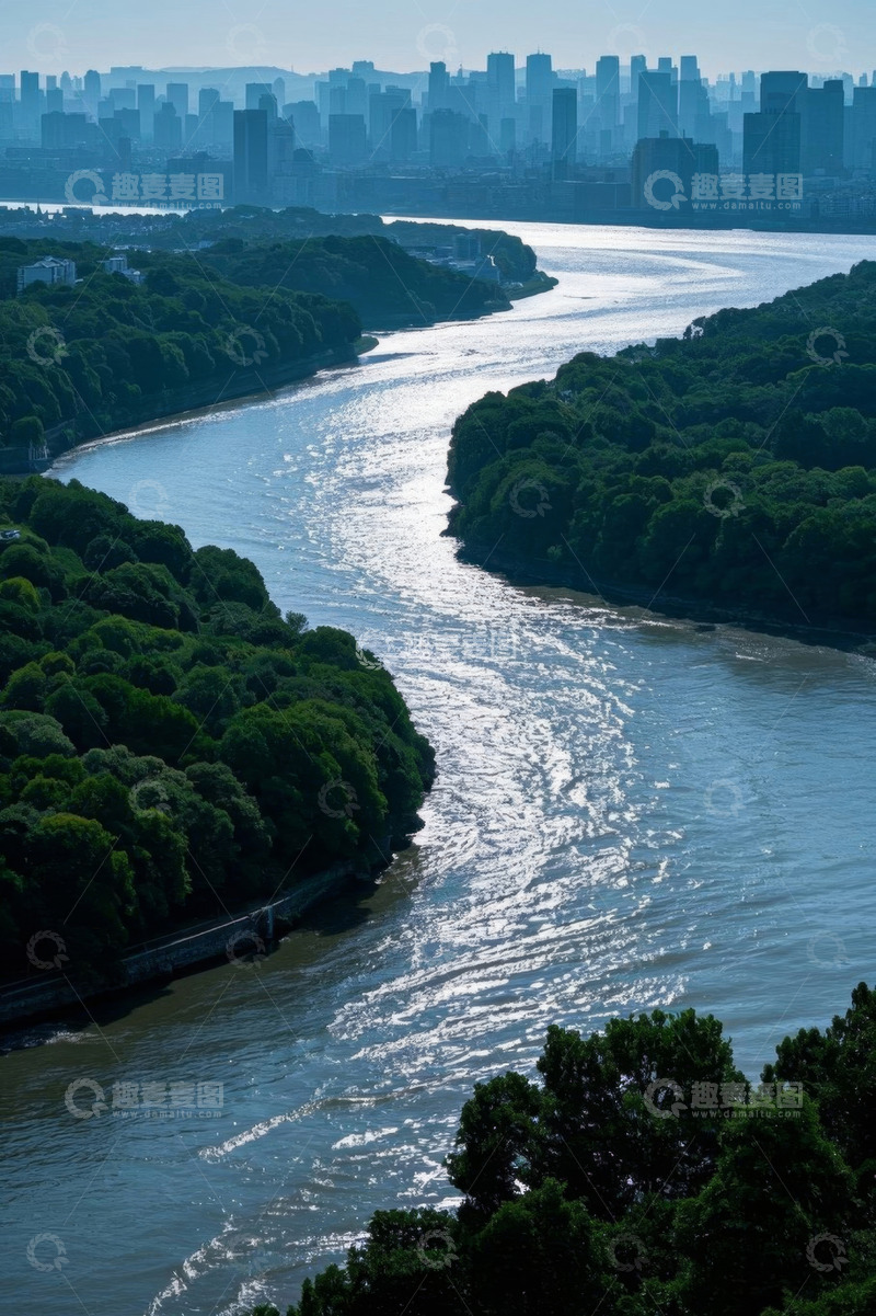 高清大图下载【趣麦麦图】河畔树林与城市远景风光