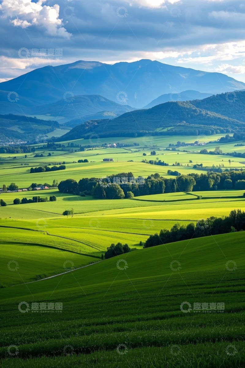 高清大图下载【趣麦麦图】广袤绿色田野与远山风景