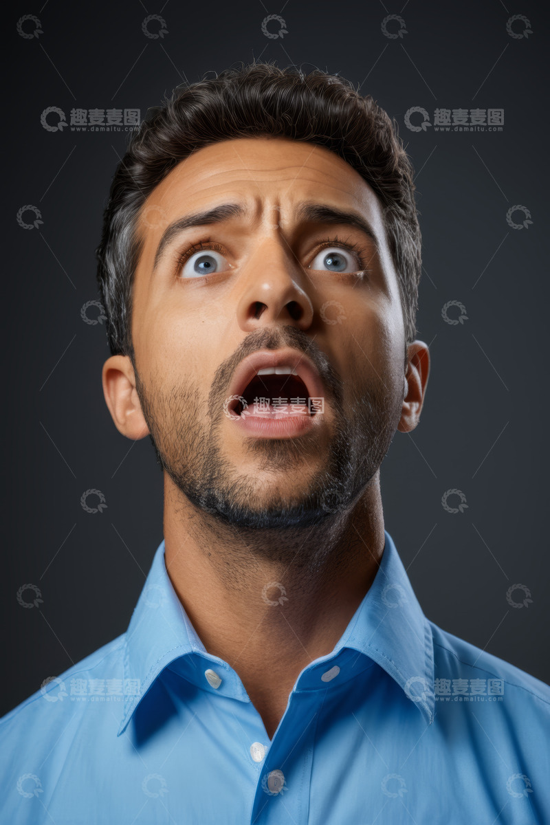 高清大图下载【趣麦麦图】穿蓝衬衫男子惊讶表情特写