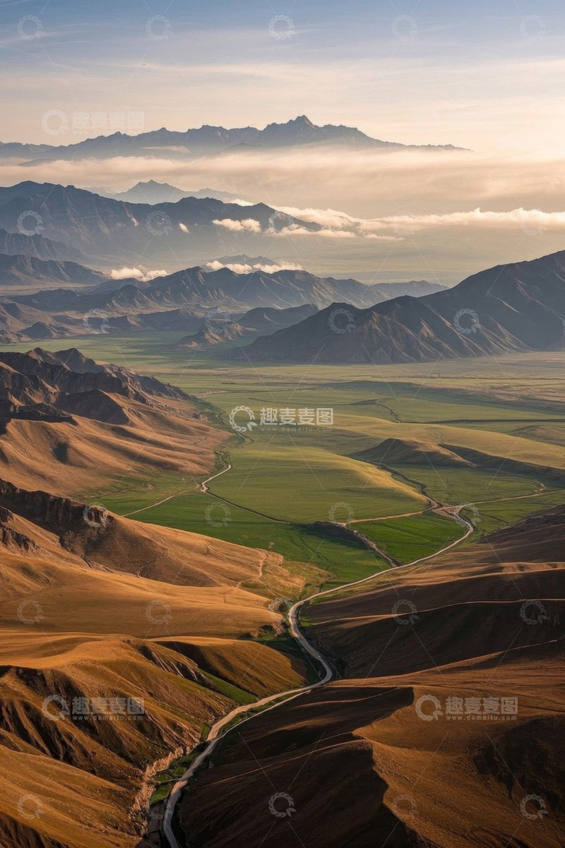 高清大图下载【趣麦麦图】山间草原蜿蜒公路俯瞰景象