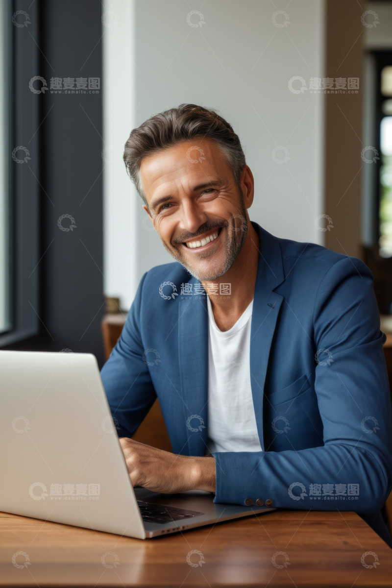 高清大图下载【趣麦麦图】商务男士使用笔记本电脑办公