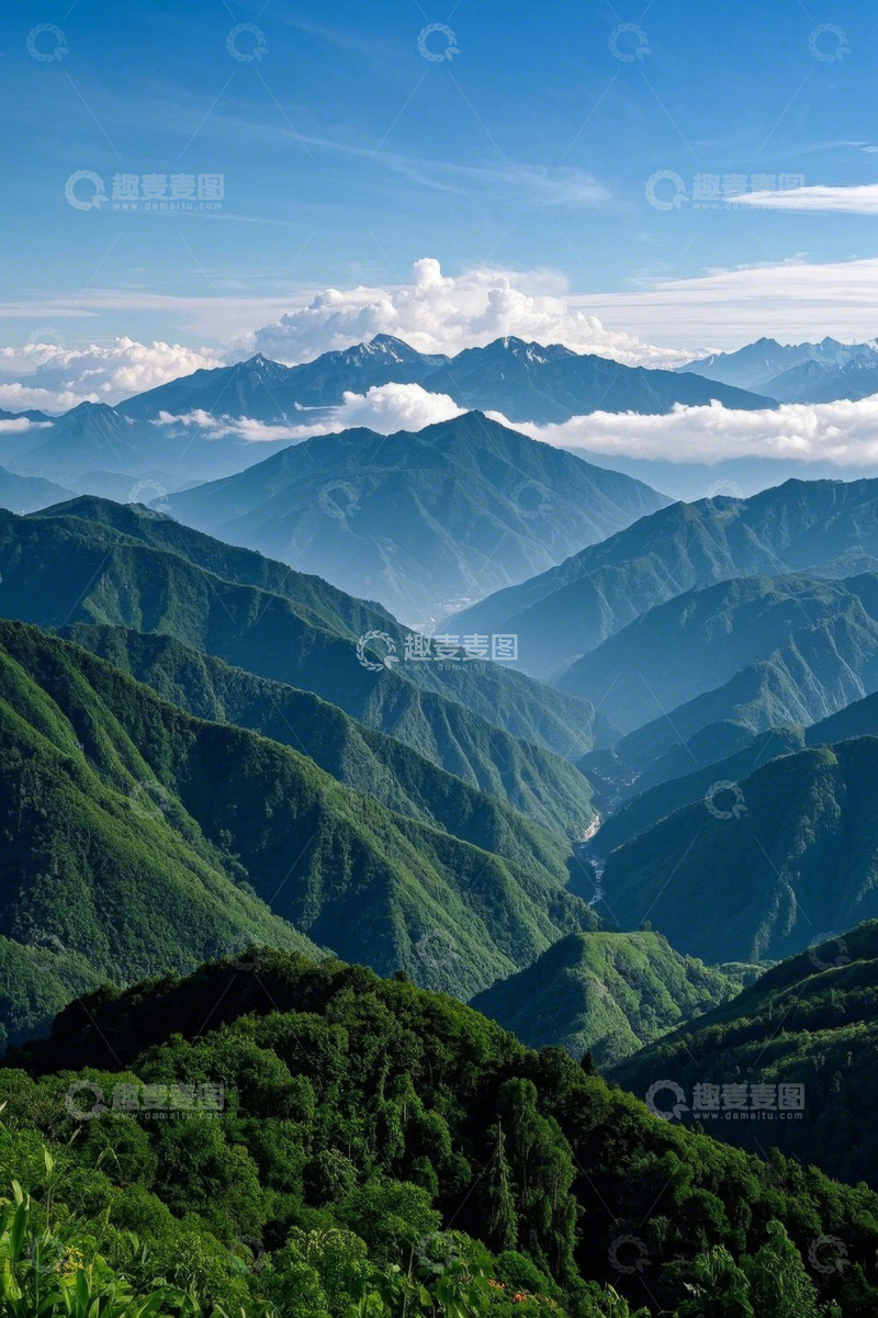 高清大图下载【趣麦麦图】蓝天白云下的连绵山脉景观