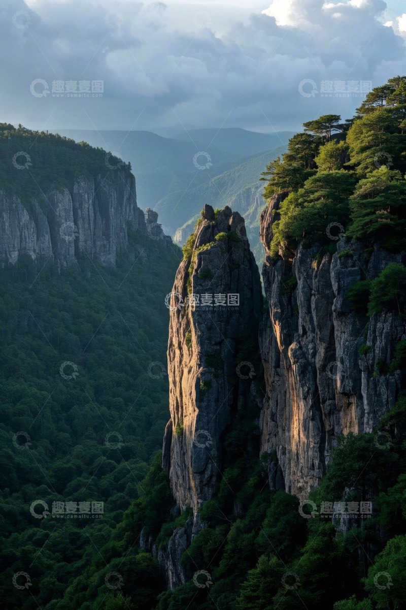 高清大图下载【趣麦麦图】山林间高耸的岩石景观