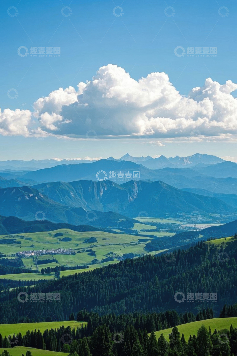 高清大图下载【趣麦麦图】蓝天白云下的山景与绿色原野