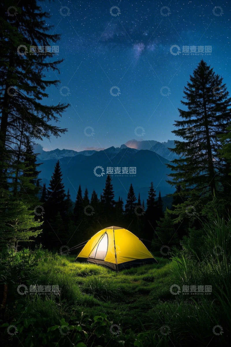 高清大图下载【趣麦麦图】森林中夜晚的黄色露营帐篷