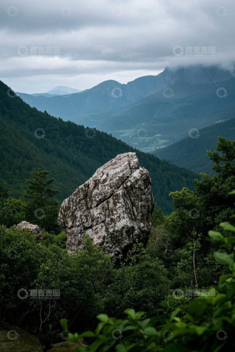 高清大图下载【趣麦麦图】山间巨石与葱郁山林景观
