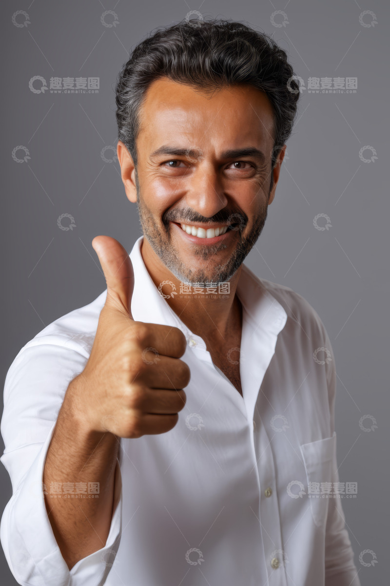 高清大图下载【趣麦麦图】微笑男士竖大拇指特写