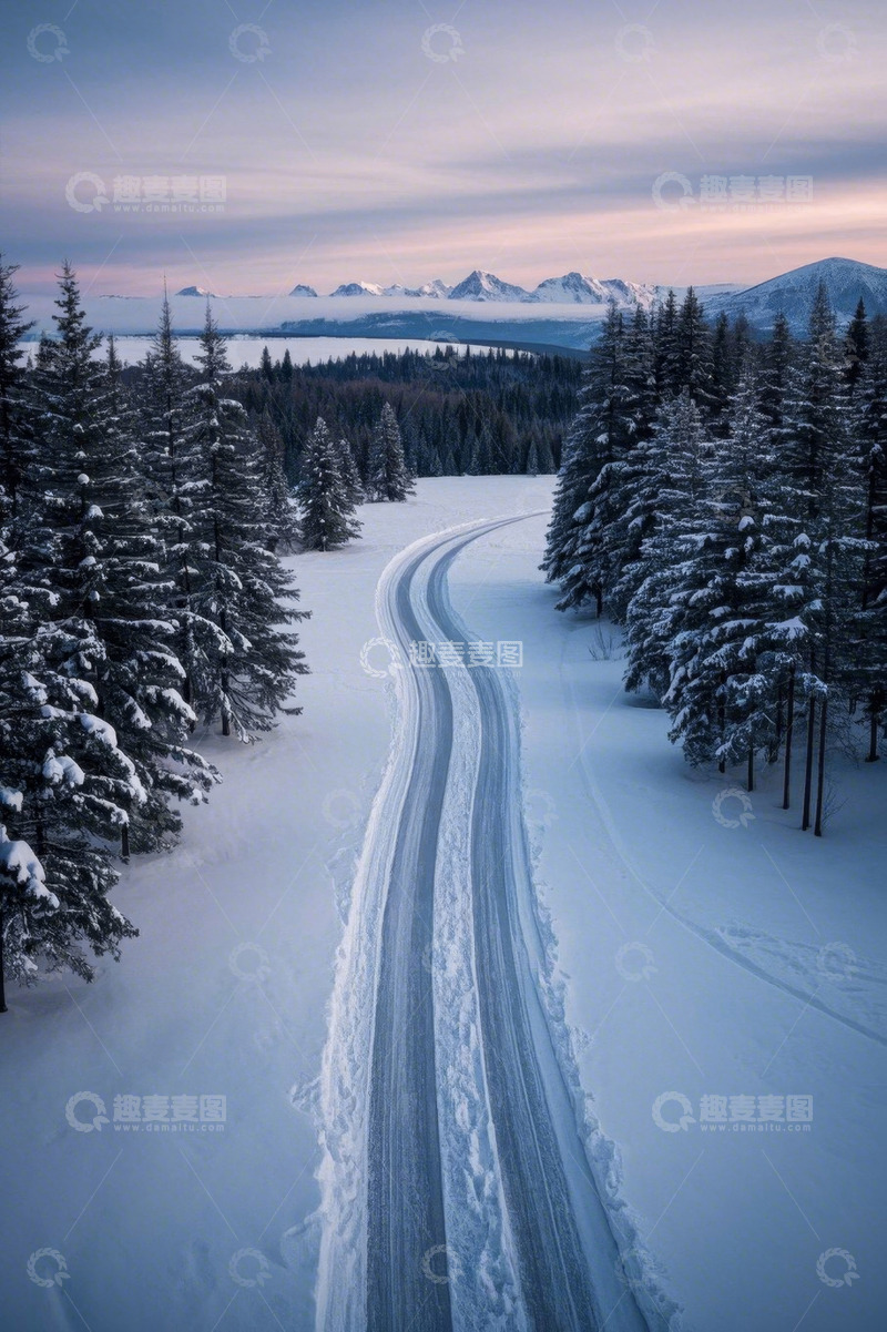 高清大图下载【趣麦麦图】雪后森林中的蜿蜒公路