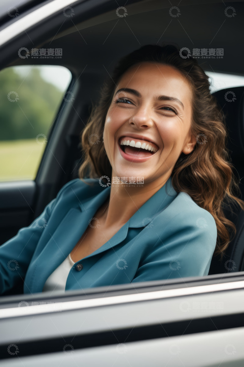 高清大图下载【趣麦麦图】车内微笑的女性