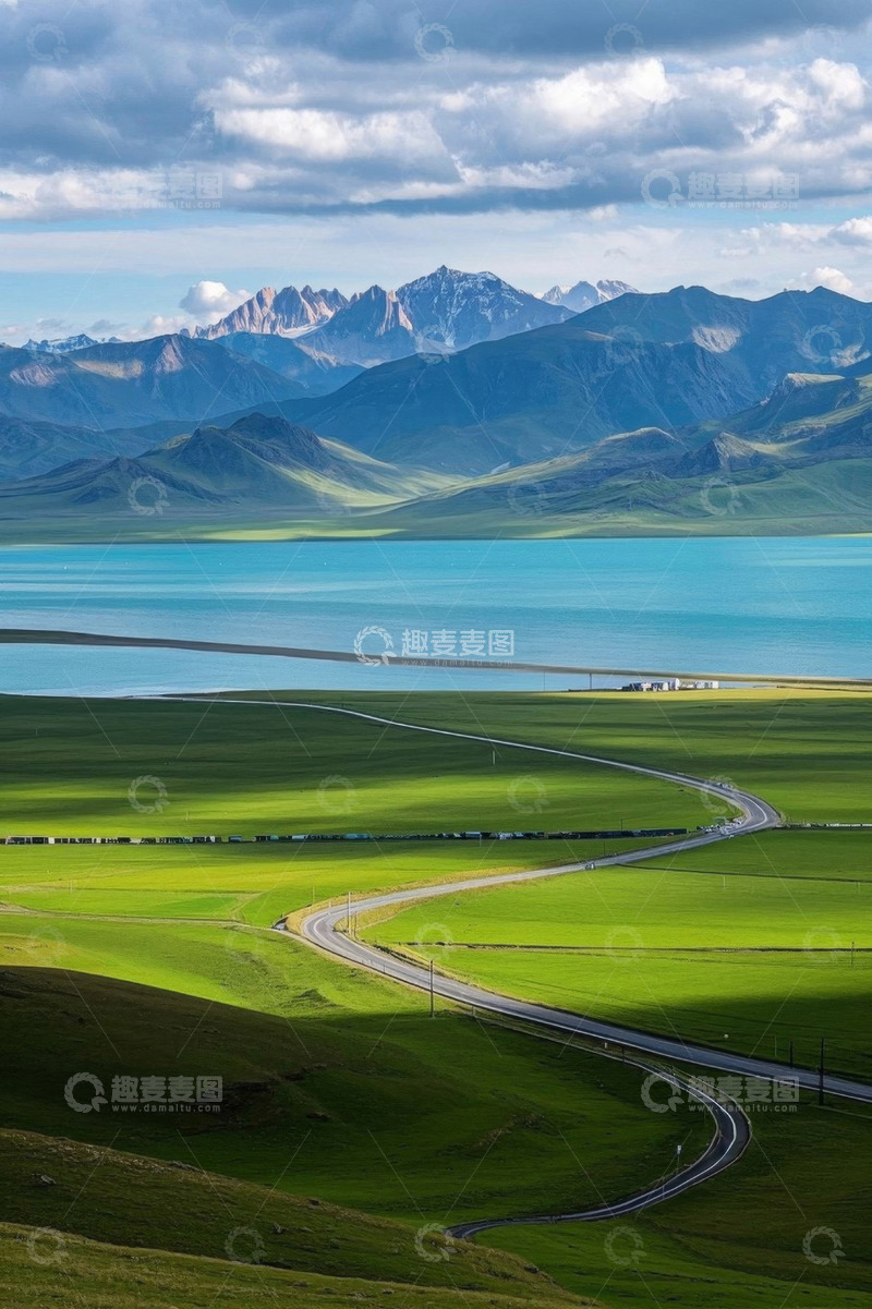 高清大图下载【趣麦麦图】草原湖泊与蜿蜒公路风景