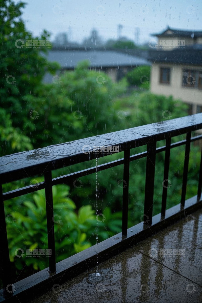 高清大图下载【趣麦麦图】阳台视角下的雨天景色