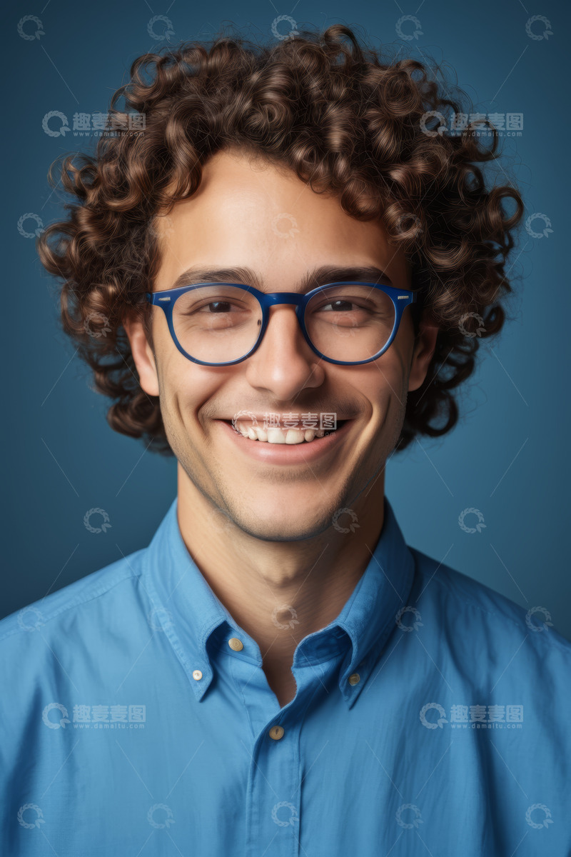 高清大图下载【趣麦麦图】戴眼镜卷发男子微笑特写