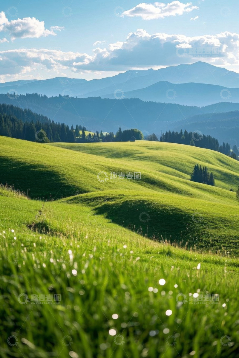 高清大图下载【趣麦麦图】绿色山丘与远处山脉自然风光