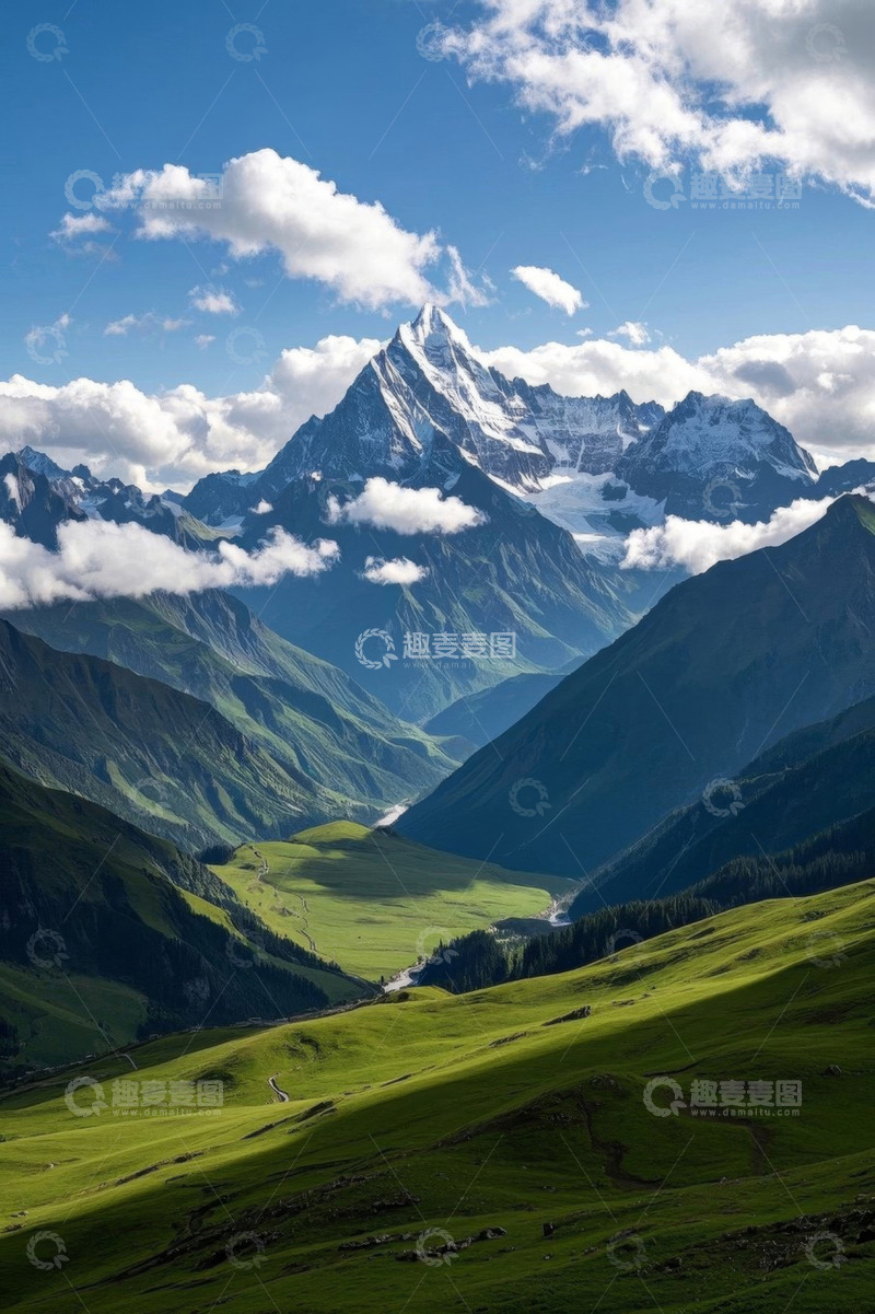 高清大图下载【趣麦麦图】雪山下的绿色山谷风景