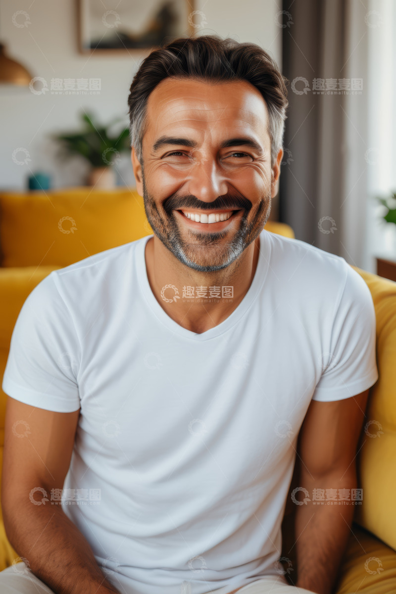 高清大图下载【趣麦麦图】室内坐着微笑的中年男子