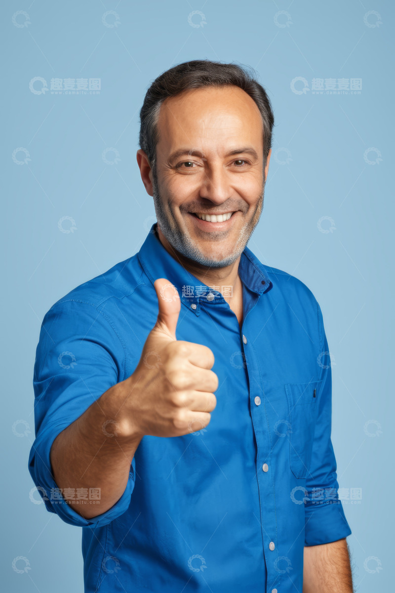 高清大图下载【趣麦麦图】微笑男子竖大拇指肖像