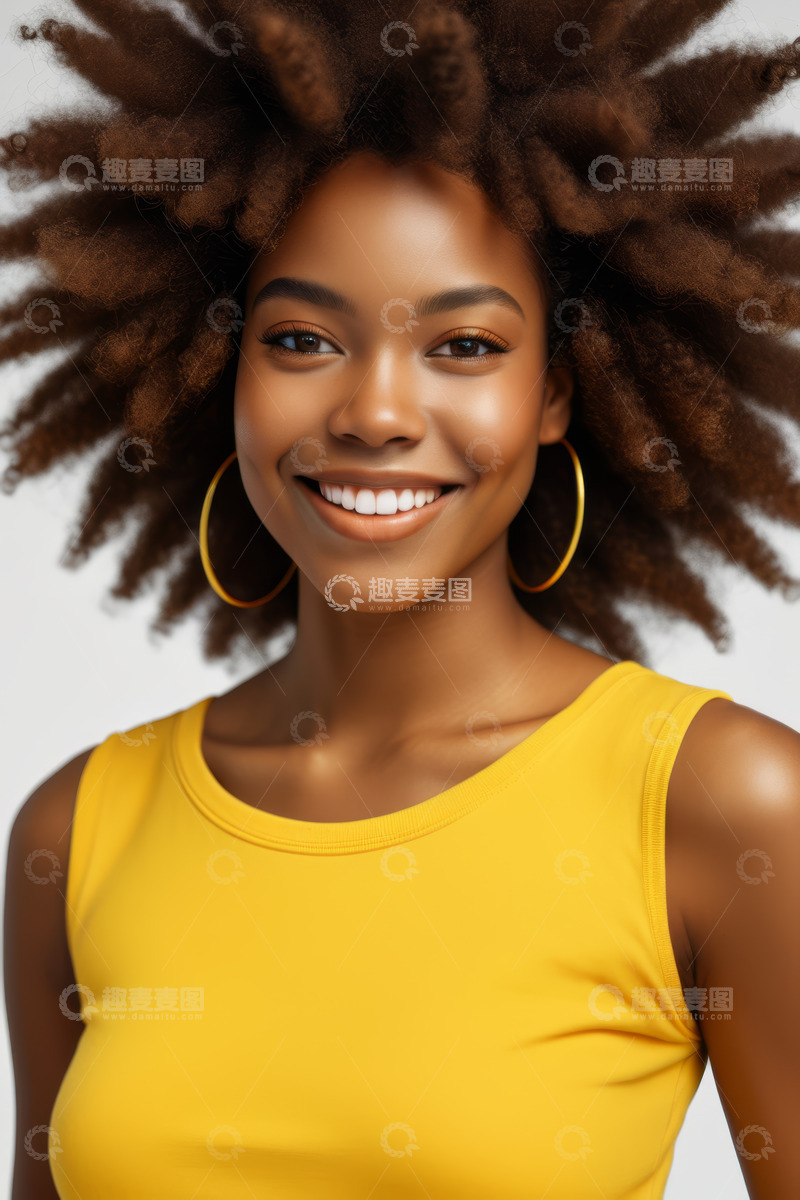高清大图下载【趣麦麦图】微笑的非洲裔年轻女性肖像