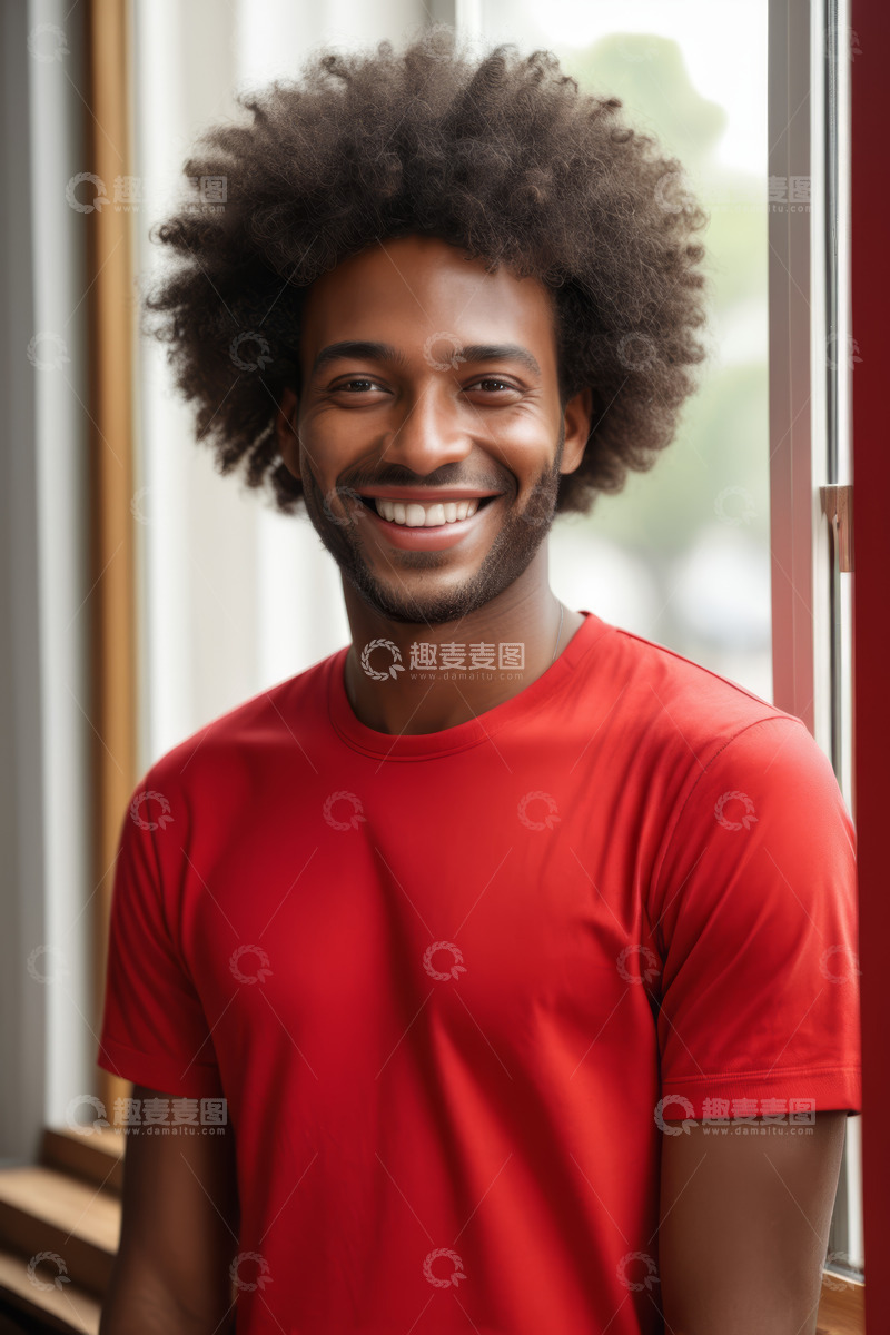 高清大图下载【趣麦麦图】穿红T恤微笑的非洲裔男子
